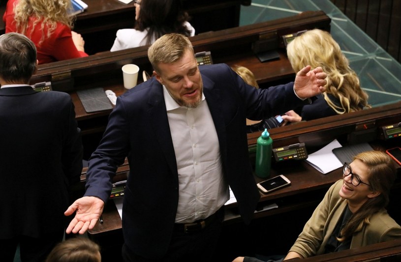 Lewica notuje największy spadek, na zdjęciu jeden z liderów Lewicy Adrian Zandberg /Jakub Kamiński   /East News