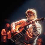 Lewis Capaldi cierpi na zespół Tourette'a. To pomoże mu w walce z chorobą?