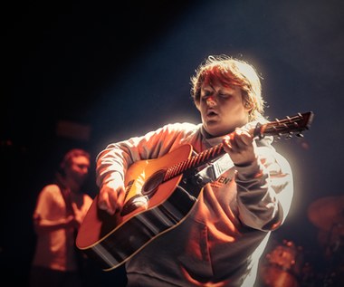 Lewis Capaldi cierpi na zespół Tourette'a. To pomoże mu w walce z chorobą?