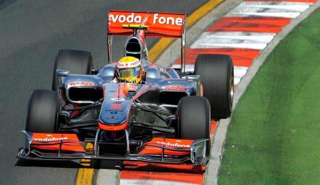 Lewis Hamilton był jednym z najaktywniejszych na torze Albert Park /AFP