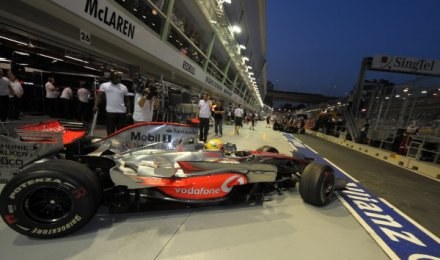 Lewis Hamilton był najszybszy na pierwszym treningu /AFP