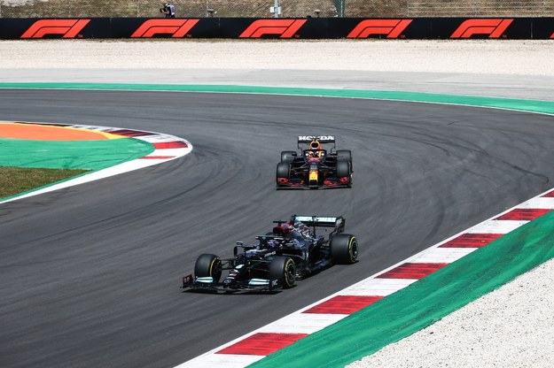 Lewis Hamilton był pierwszy. Na drugiej pozycji uplasował się Max Verstappen / 	JOSE SENA GOULAO /PAP/EPA