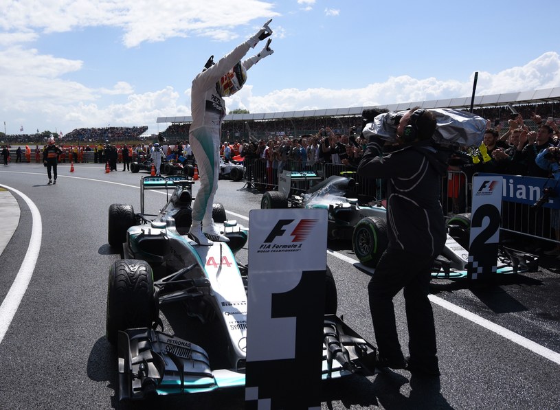 Lewis Hamilton cieszy się ze zwycięstwa w Grand Prix Wielkiej Brytanii /AFP