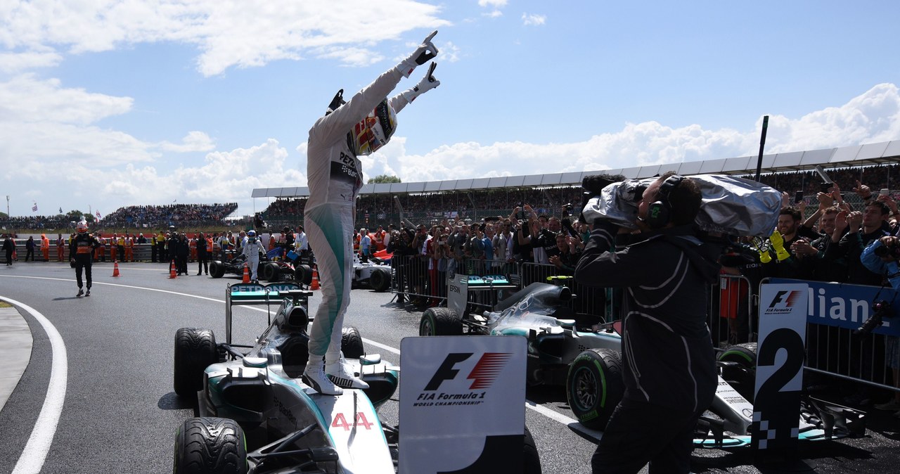 Lewis Hamilton cieszy się ze zwycięstwa w Grand Prix Wielkiej Brytanii /AFP