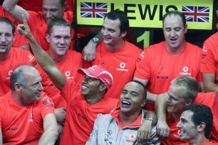 Lewis Hamilton cieszył się z tytułu w 2008. Kto wygra serię GP w 2009 roku? /AFP