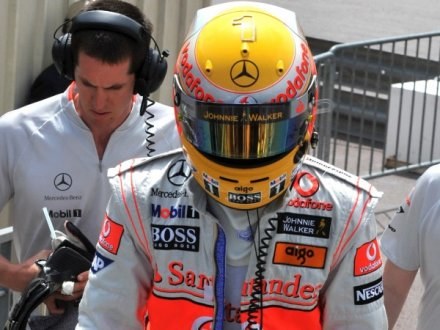 Lewis Hamilton długo nie chciał zdjąć kasku po odpadnięciu z kwalifikacji o GP Monaco /AFP