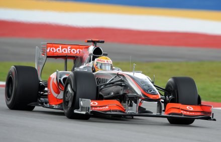 Lewis Hamilton i David Ryan wywołali skandal podczas GP Australii /AFP