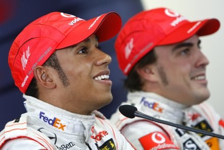 Lewis Hamilton i Fernando Alonso (z prawej) /AFP