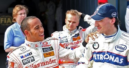 Lewis Hamilton i Robert Kubica mieli powody do zadowolenia po kwalifikacjach /AFP