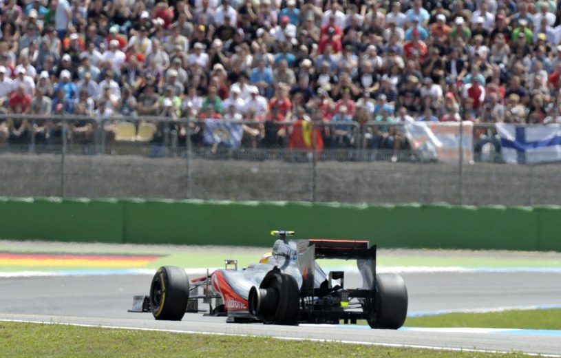 Lewis Hamilton jedzie z uszkodzoną oponą... /AFP