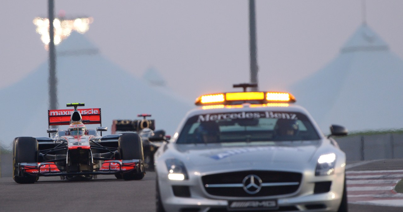 Lewis Hamilton jedzie za  safety car na  Yas Marina /AFP