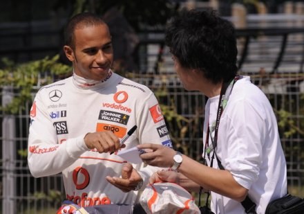 Lewis Hamilton ma powody do zadowolenia /AFP