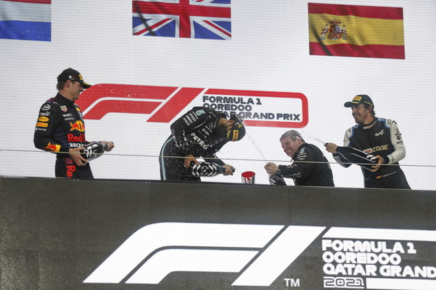 Lewis Hamilton, Max Verstappen oraz Fernando Alonso podczas świętowania na podium /HAMAD I MOHAMMED/Reuters /PAP/EPA