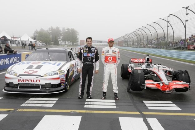 Lewis Hamilton, Mistrz Świata Formuły 1 oraz Tony Stewart, dwukrotny mistrz NASCAR Sprint Cup Series /.