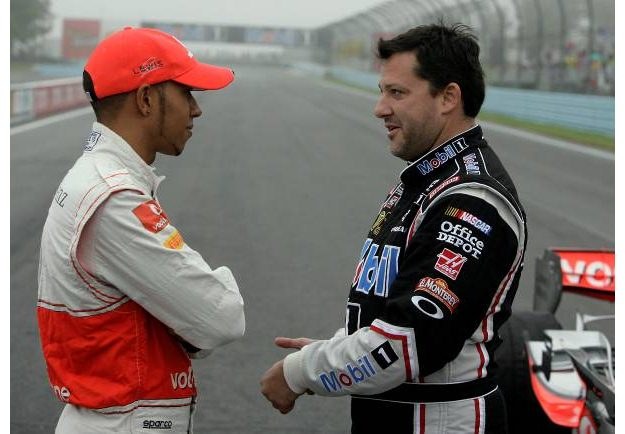 Lewis Hamilton, Mistrz Świata Formuły 1 oraz Tony Stewart, dwukrotny mistrz NASCAR Sprint Cup Series /.