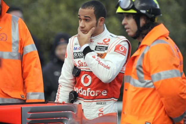 Lewis Hamilton musi liczyć się z wysokim mandatem. /AFP