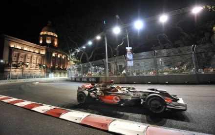 Lewis Hamilton na GP Malezji musi zapomnieć o jupiterach (na zdj. GP Singapuru) /AFP