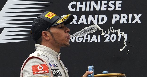 Lewis Hamilton na podium GP Chin /AFP