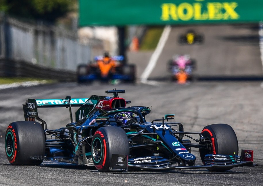 Lewis Hamilton na torze /MIGUEL MEDINA / POOL /PAP/EPA