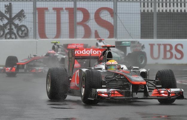 Lewis Hamilton po kolizji z Jenson Button. /AFP