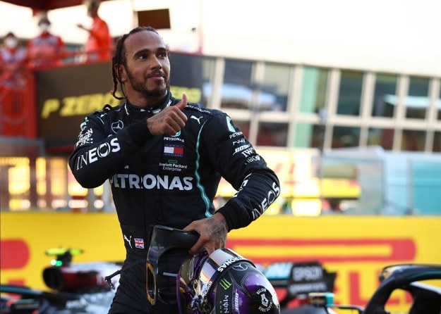 Lewis Hamilton po wygranej w Grand Prix Toskanii /Bryn Lennon/ Pool /PAP/EPA