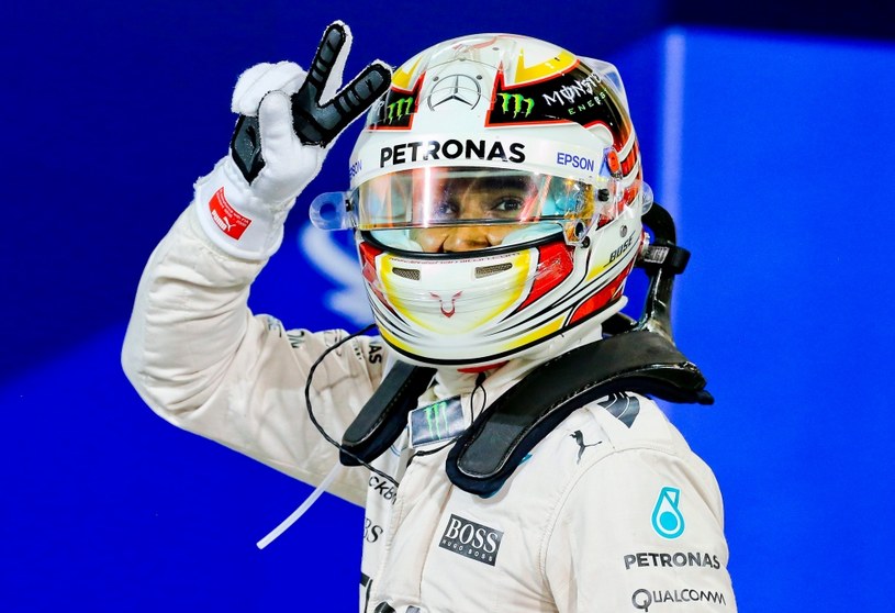 Lewis Hamilton po wywalczeniu pole position /SRDJAN SUKI /PAP/EPA
