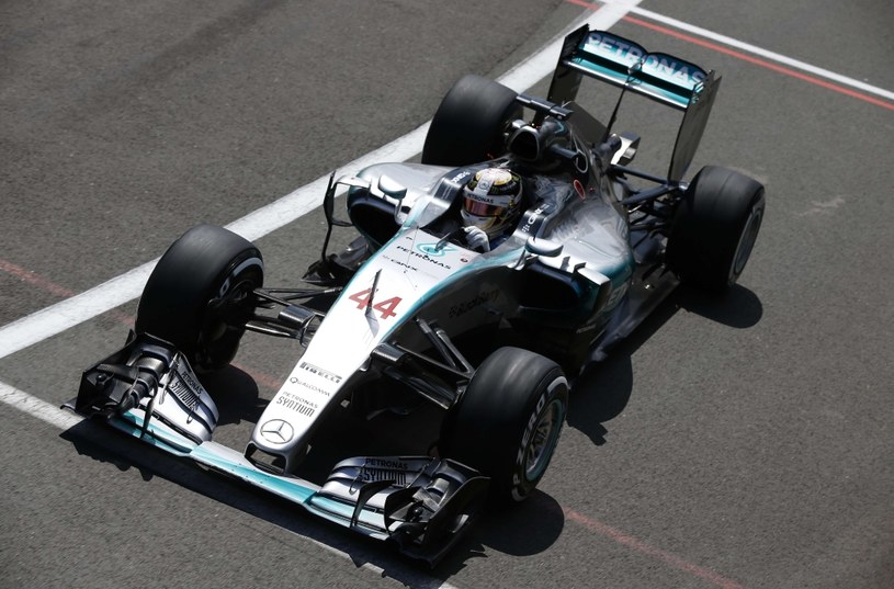 Lewis Hamilton podczas kwalifikacji na torze Silverstone /AFP