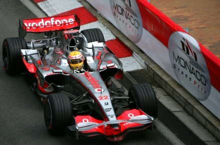 Lewis Hamilton podczas sobotniego treningu /AFP