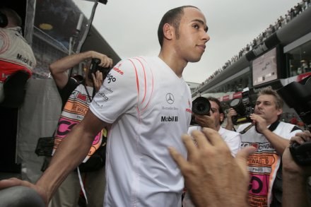 Lewis Hamilton pomylił autostradę z torem wyścigowym /AFP