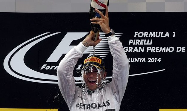 Lewis Hamilton świętuje zwycięstwo /ALBERTO ESTEVEZ /PAP/EPA