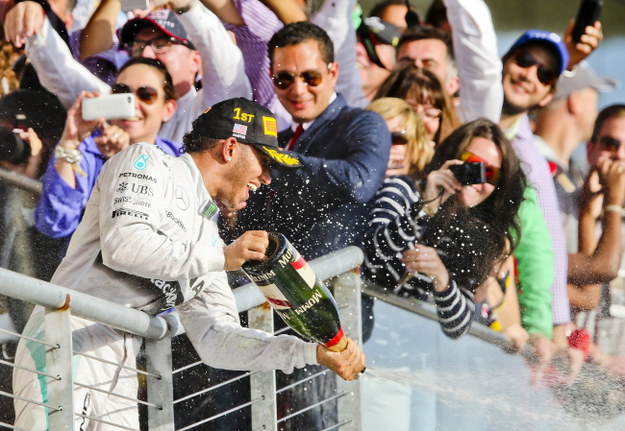 Lewis Hamilton świętuje zwycięstwo /SRDJAN SUKI /PAP/EPA