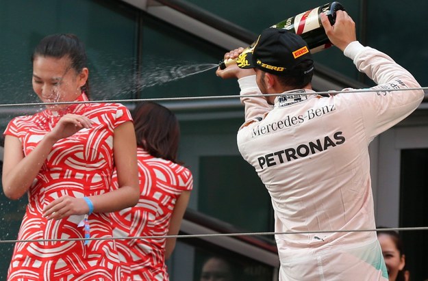 Lewis Hamilton świętuje zwycięstwo /WU HONG /PAP/EPA