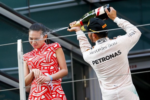 Lewis Hamilton świętuje zwysięstwo na GP Chin /Fot. EPA/DIEGO AZUBEL /PAP/EPA