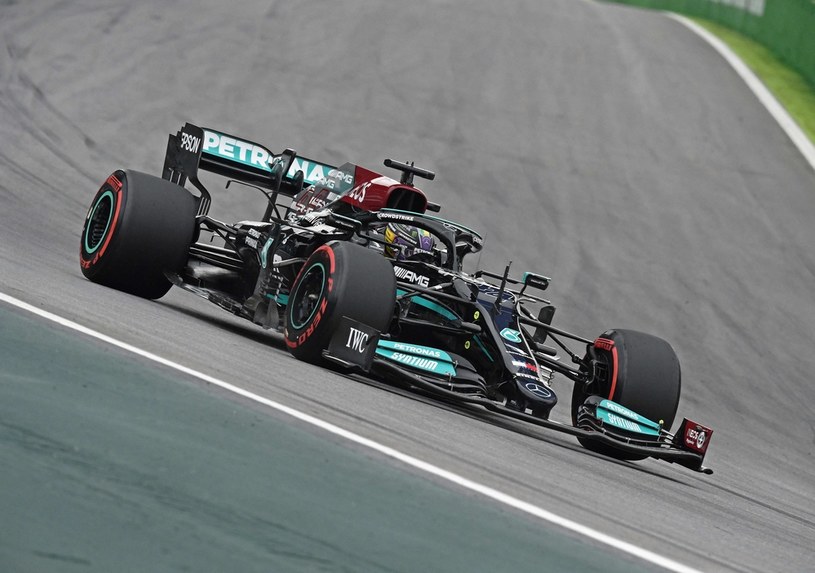 Lewis Hamilton triumfował już w Brazylii i Katarze. Czy nowy silnik pomoże mu wygrać również GP Arabii Saudyjskiej? /AFP
