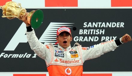 Lewis Hamilton triumfuje /AFP