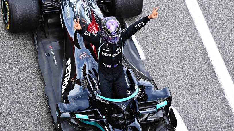 Lewis Hamilton tryumfuje. Niezmiennie od lat... /Getty Images
