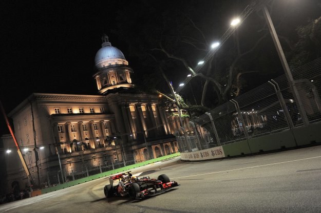 Lewis Hamilton w bolidzie McLarena na torze w Singapurze /AFP