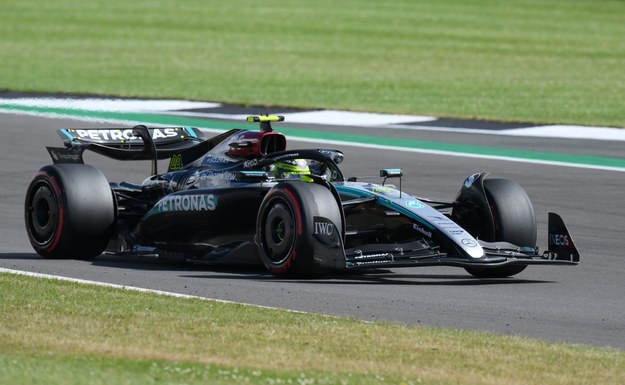 Lewis Hamilton w bolidzie Mercedesa /PETER POWELL   /PAP/EPA