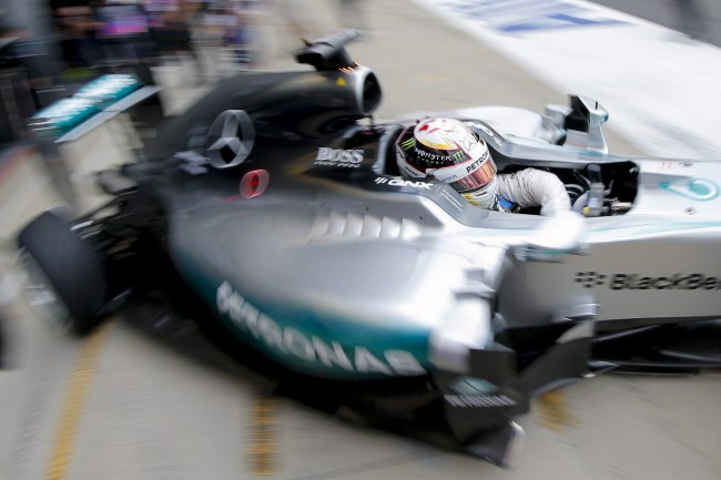 Lewis Hamilton w bolidzie /PAP/EPA/VALDRIN XHEMAJ /PAP/EPA