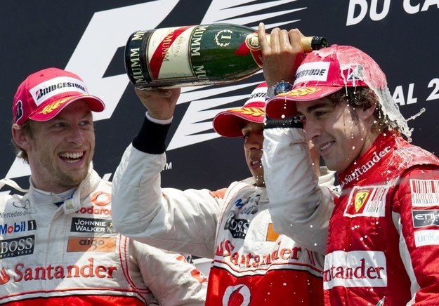 Lewis Hamilton (w środku) i Fernando Alonso (z prawej) /AFP