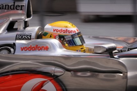 Lewis Hamilton w swoim bolidzie. /AFP