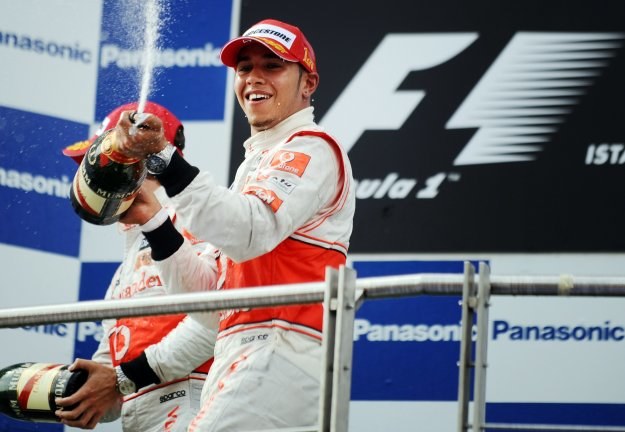 Lewis Hamilton w szampańskim nastroju. /AFP