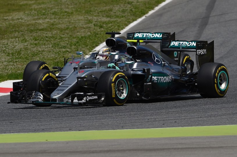 Lewis Hamilton z lewej i  tuż obok  Nico Rosberg /AFP