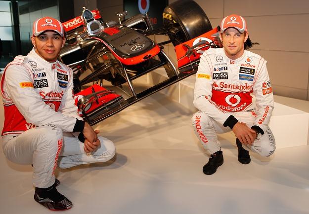 Lewis Hamilton (z lewej) na tle nowego bolidu McLarena/fot. Mark Thompson /Getty Images