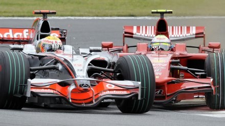 Lewis Hamilton (z lewej) podczas kolizji z Felipem Massą /AFP