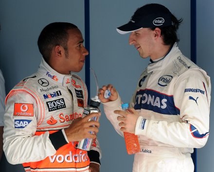 Lewis Hamilton (z lewej) słynie z oryginalnych żartów /AFP