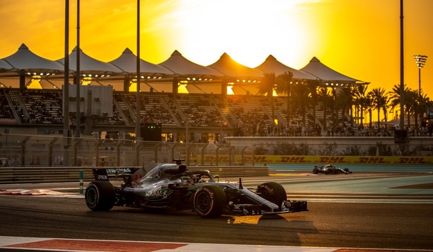 Lewis Hamilton z Mercedesa GP podczas kwalifikacji do wyścigu F1 o Grand Prix Abu Zabi /SRDJAN SUKI /PAP/EPA