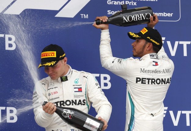 Lewis Hamilton (z prawej) i Valtteri Bottas świętują sukces w GP Rosji /YURI KOCHETKOV /PAP/EPA