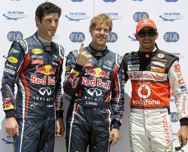 Lewis Hamilton (z prawej) w towarzystwie kierowców Red Bulla - Marka Webbera i Sebastiana Vettela /AFP