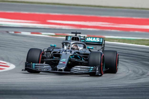 Lewis Hamilton za kierownicą bolidu F1 /Shutterstock